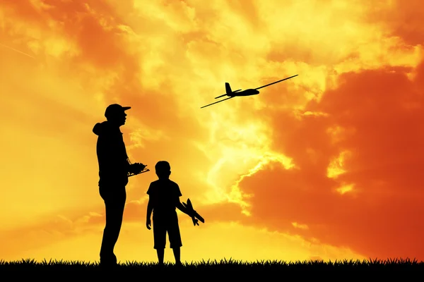 Hombre y niño con un modelo de avión de control remoto —  Fotos de Stock