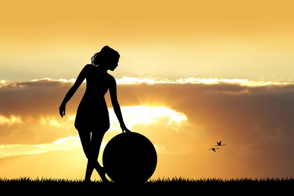 Ragazza con palla pilates al tramonto — Foto Stock