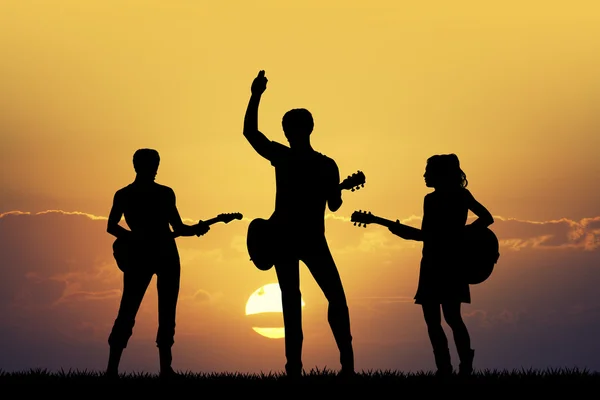 Ludzie z gitarą o zachodzie słońca — Zdjęcie stockowe