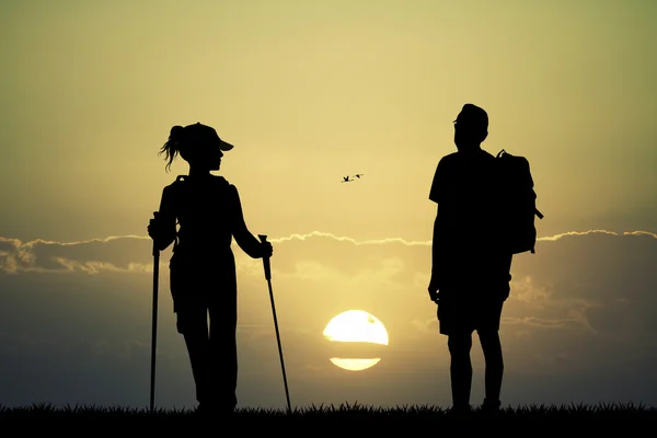 Nordic walking siluetu při západu slunce — Stock fotografie