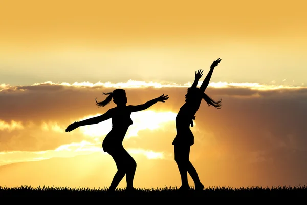 Девушки играют на открытом воздухе на закате — стоковое фото