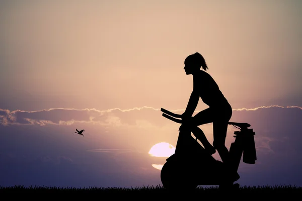 Fată cu cicletă la apus de soare — Fotografie, imagine de stoc