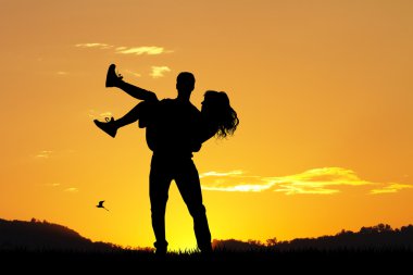 gün batımında çift siluet