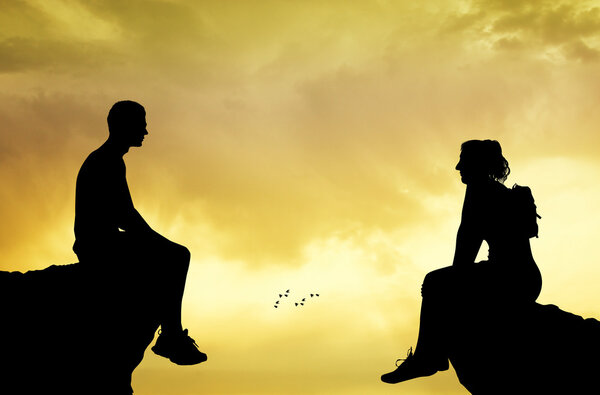 мужчина и женщина сидят на вершине
