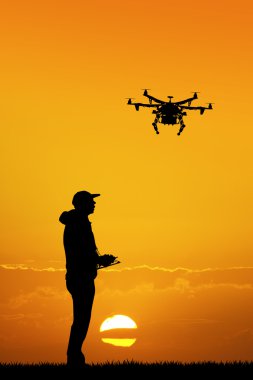 gün batımında dron adamla