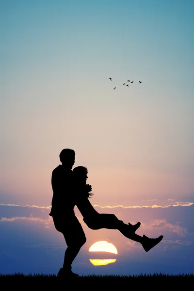 Casal alegre ao pôr do sol — Fotografia de Stock