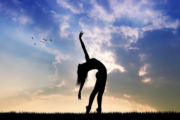 Девушка танцует на закате — стоковое фото