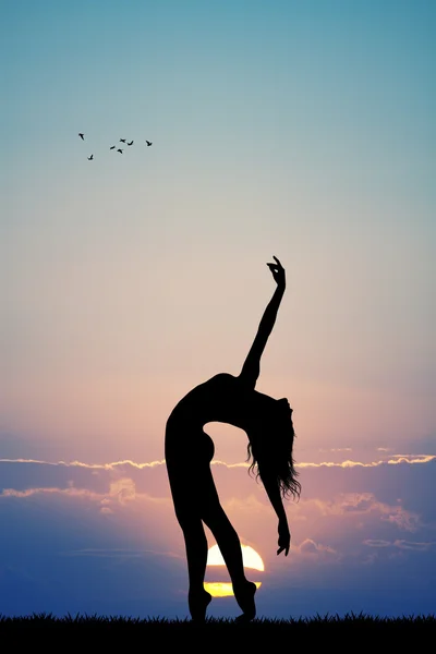Menina dançando ao pôr do sol — Fotografia de Stock