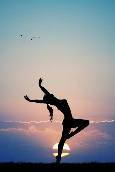 Menina dançando ao pôr do sol — Fotografia de Stock