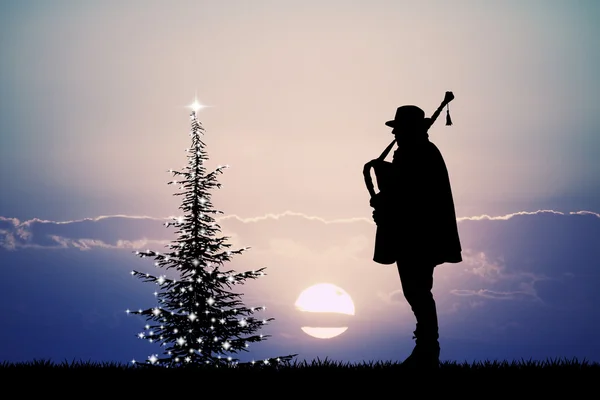 Человек играет на волынке на Рождество — стоковое фото