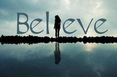 Kız ve kelebeklerle yazıldığına inan.