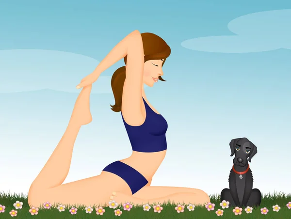 Yoga Yapan Bir Kadın Küçük Bir Köpekle Dışarıda Poz Veriyor — Stok fotoğraf