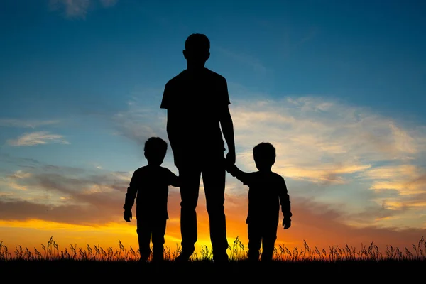 Vader Met Tweeling Bij Zonsondergang — Stockfoto