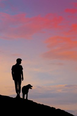 Köpeğiyle dağda bir adam.