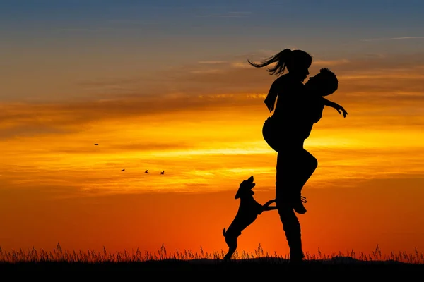 Casal Feliz Beijando Pôr Sol — Fotografia de Stock