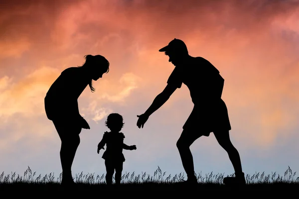 Famille Avec Petite Fille Faisant Ses Premiers Pas — Photo