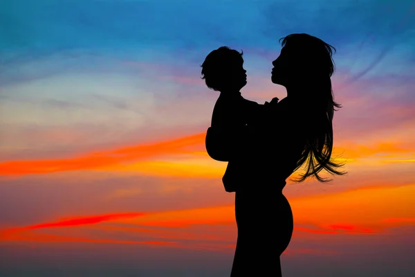 Silhouette Madre Con Bambino — Foto Stock