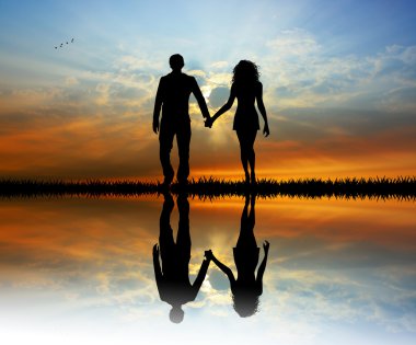 Gün batımında aşık çift