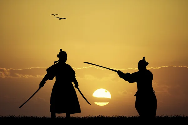 Samurai com espada ao pôr do sol — Fotografia de Stock