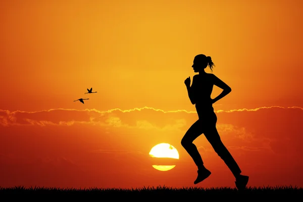 Menina correndo ao pôr do sol — Fotografia de Stock