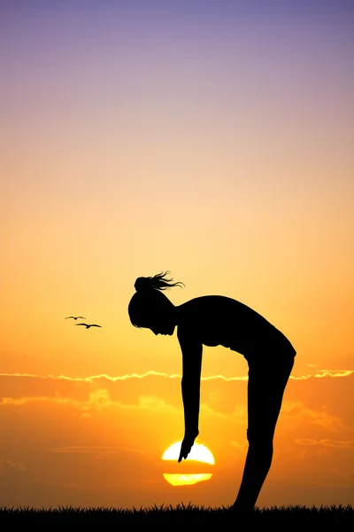 Chica hace ejercicios al amanecer —  Fotos de Stock