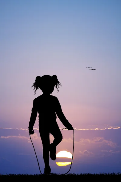 Petite fille sautant avec la corde — Photo