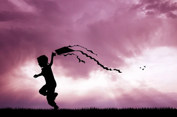Kinder laufen mit Drachen — Stockfoto