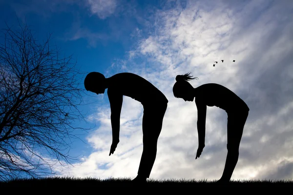 Yoga yapan çift — Stok fotoğraf