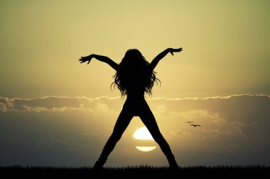 gün batımında dans kızı