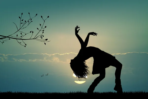Dívka tančí při západu slunce — Stock fotografie