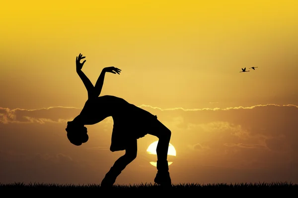 Ragazza che balla al tramonto — Foto Stock