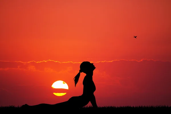 Yoga-Pose bei Sonnenuntergang — Stockfoto