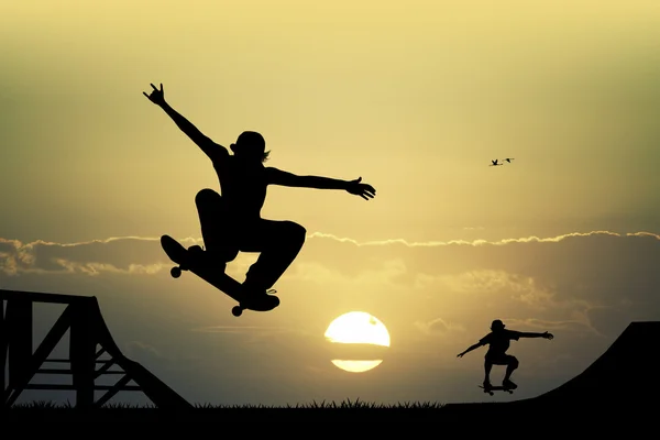 Skateboard au coucher du soleil — Photo