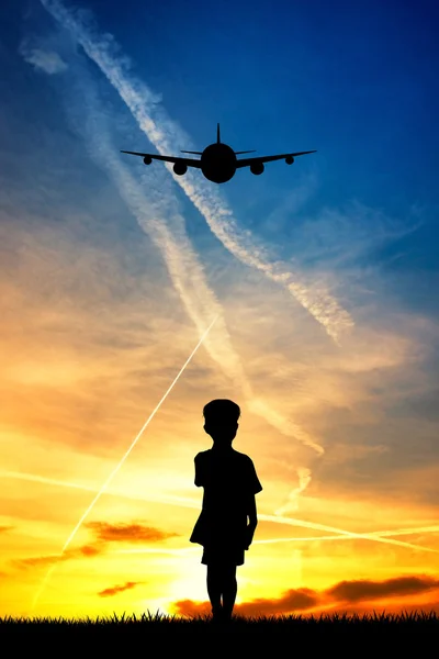 Niño mirando el avión — Foto de Stock