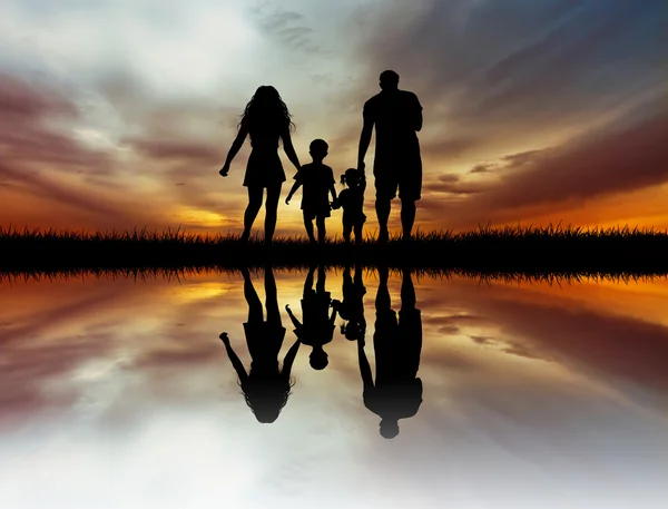 Щаслива сім'я на заході сонця — стокове фото