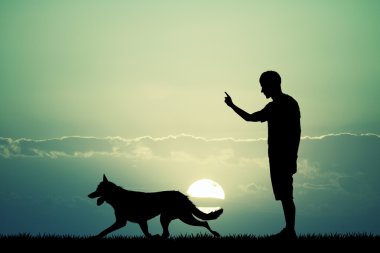 Adam eğitim köpek gün batımında