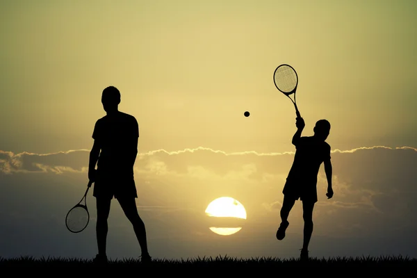 Tennisspelers bij zonsondergang — Stockfoto