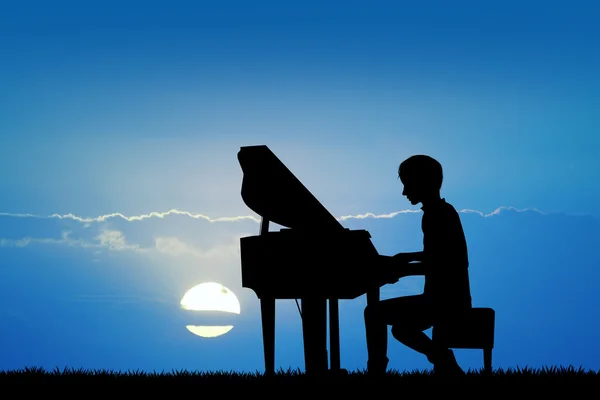 Hombre toca el piano al atardecer — Foto de Stock