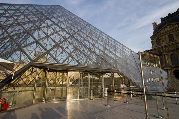 Exterior view of the Louvre — Stock Photo, Image