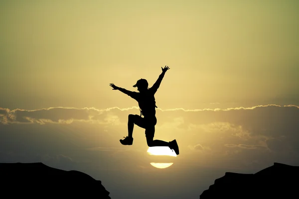 Mann springt auf Berg — Stockfoto