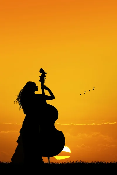 Woman plays the double bass — Stock Photo, Image