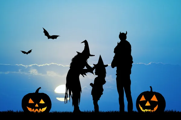 Família na noite de Halloween — Fotografia de Stock
