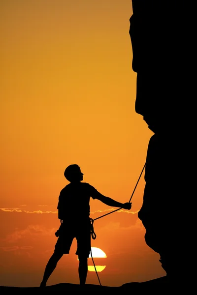 Uomo arrampicatore al tramonto — Foto Stock