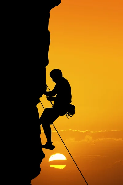 Homem alpinista ao pôr do sol — Fotografia de Stock