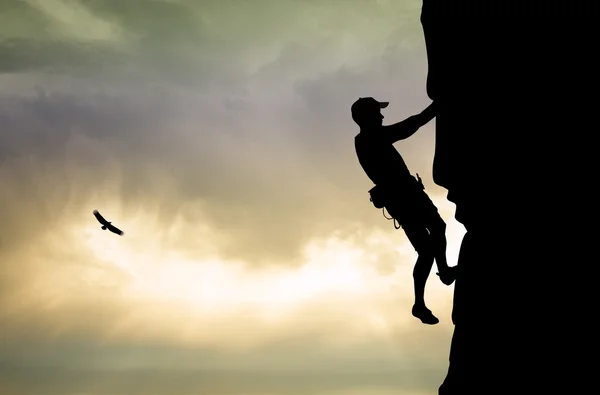 Hombre escalador al atardecer — Foto de Stock