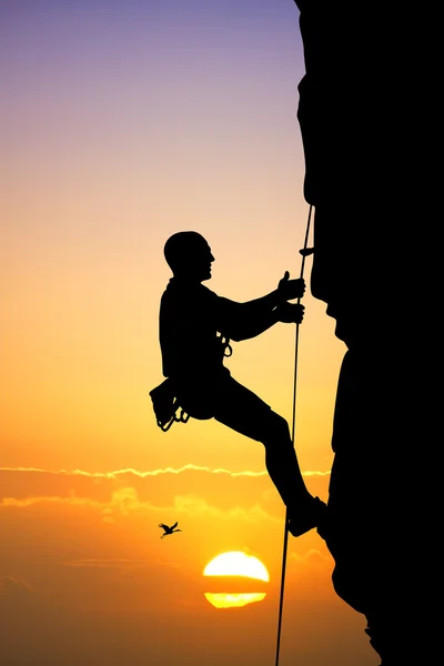 Mann klettert bei Sonnenuntergang — Stockfoto