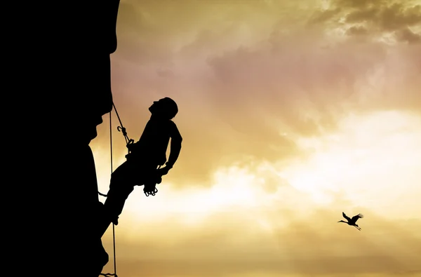 Man climbs mountain — Stock Photo, Image