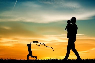 Gün batımında neşeli aile