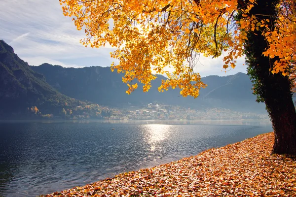 Lago Idro no outono, Brescia — Fotografia de Stock