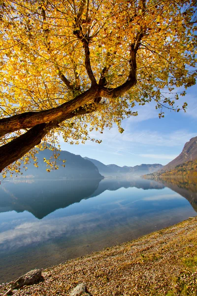 Idro jezero na podzim — Stock fotografie